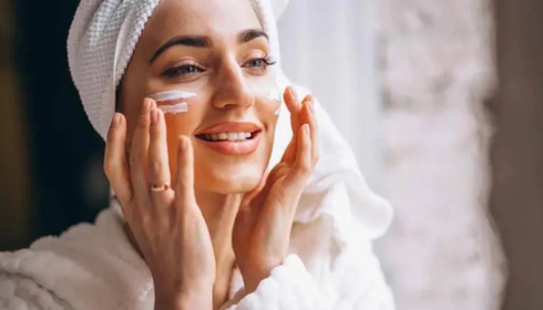 Sunscreen Reapplication: How to Top Up SPF Without Ruining Your Makeup